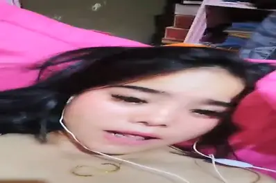 Pamer Memek Basah dengan Earphone Putih, Konten Live yang Paling Unik Caranya